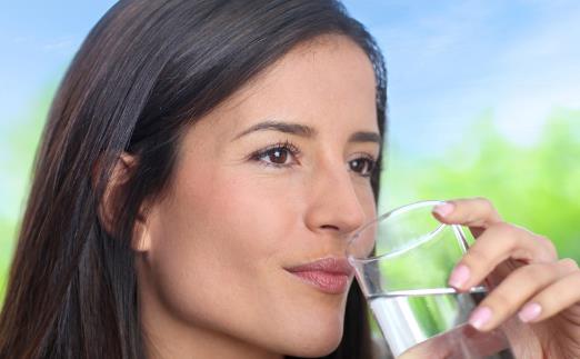 多喝热水的保健功效 保胃秘诀晨起最好喝温开水